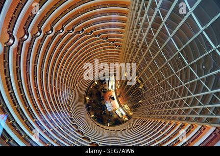 Architecture unique - atrium vertical à l'intérieur du bâtiment Jinmao à Shanghai, Chine. Vue de haut en bas. Banque D'Images