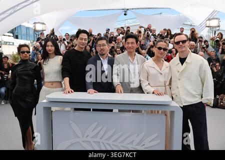 Cannes, France. 18 mai 2026. © PHOTOPQR/NICE MATIN/Patrice Lapoirie ; Cannes ; 18/05/2026 ; FRANCE-FILM-FESTIVAL-CANNES2026 L'actrice suédoise Alicia Vikander, réalisatrice et scénariste sud-coréenne Na Hong-Jin, l'actrice canadienne Taylor Russell et l'acteur germano-irlandais Michael Fassbender posent lors d'un photocall du film 'Hope' à la 79e édition du Festival de Cannes, le 79e festival international du film de Cannes, qui se déroule du 12 au 23 mai 2026 crédit : MAXPPP/Alamy Live News Banque D'Images