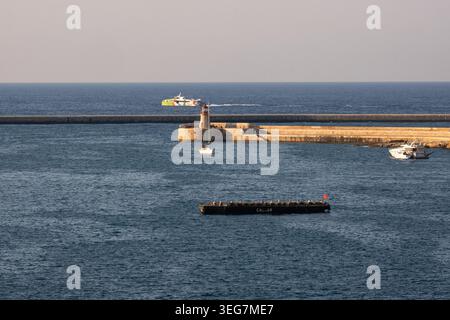 Vue du brise-lames est Ricasoli et des eaux portuaires sur la mer Méditerranée vue depuis Birgu dans la région du Sud-est à Malte le 9 août 2025. Th Banque D'Images