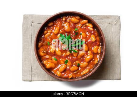 Haricots piments. Ragoût de haricots blancs dans un bol isolé sur fond blanc. Barbunya pilaki turque. Pot de haricots mexicains au four dans une sauce tomate, dessus Banque D'Images