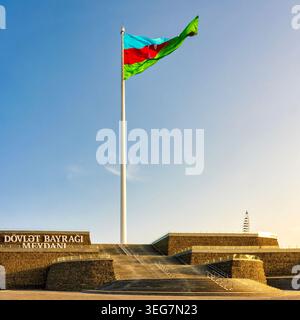 Drapeau national de l'Azerbaïdjan flottant sur le mât de 201 mètres à la place du drapeau de l'État, Bayil, Bakou. Banque D'Images