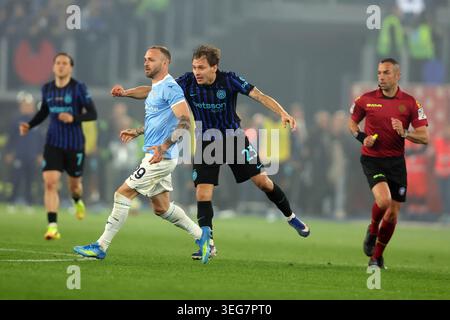 Rome, Italie - 13 mai 2026 : Manuel Lazzari (milieu de terrain droit) du SS Lazio, Nicolò Barella (milieu de terrain) du FC Internazionale vu en action pendant le Banque D'Images