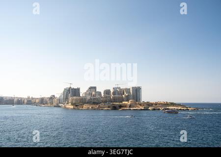 Vue de Ricasoli East Breakwater avec Fort Ricasoli à Kalkara vue de l'autre côté de la mer Méditerranée depuis la Valette, Malte, le 5 août 2025. L'image montre Banque D'Images