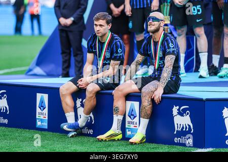 IPA84829308 - (d-G) Federico Dimarco du FC Internazionale et Nicolo Barella du FC Internazionale vus lors du match de Serie A 2025/26 entre le FC Internazionale et le Hellas Verona FC au stade San Siro de Milan, Italie Banque D'Images
