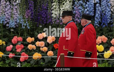 Londres, Royaume-Uni. 18 mai 2026. Les retraités de Chelsea passent devant une exposition de jardin au Chelsea Flower Show 2026 à Londres le lundi 18 mai 2026.photo de Hugo Philpott/UPI crédit : UPI/Alamy Live News Banque D'Images