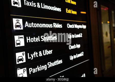 Panneau d'information Autonomy rides à l'aéroport international SFO de San Francisco, demandant aux utilisateurs de vérifier l'application Waymo, panneau de voitures autonomes Banque D'Images