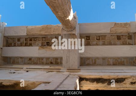Vue rapprochée des éléments architecturaux en marbre altéré et des détails de frise à motifs sur la Propylaea, la porte monumentale de l'Acropole à Ath Banque D'Images