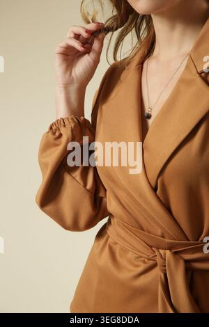 Série de mode studio avec modèle en jupe midi en cuir et blazer beige - style classique de bureau automne hiver. Banque D'Images