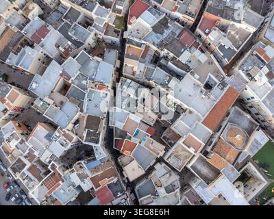Une vue aérienne capture le paysage urbain dense et historique de Bari, en Italie. Banque D'Images