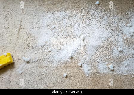 Traitement éponge et mousse sur la zone de tache de tapis beige. Banque D'Images