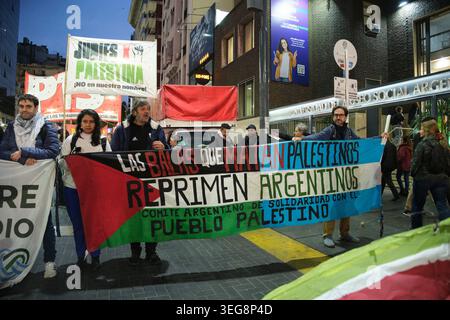 Buenos Aires, Argentine ; 15 mai 2026 : Marche du retour en soutien à la Palestine à l'occasion de l'anniversaire du début de la Nakba. Bannière : les balles que Banque D'Images