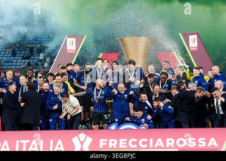 Les joueurs du FC Internazionale célèbrent la fin du match final de la Coppa Italia Frecciarossa entre le SS Lazio et le FC Internazionale au stade Olympique le 13 mai 2026 à Rome, en Italie Banque D'Images