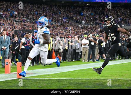 Jahmyr Gibbs des Lions de Détroit s'enfuit de Mike Green des Ravens de Baltimore pour marquer le touchdown au quatrième quart-temps le lundi 22 septembre 2025, au M&T Bank Stadium de Baltimore. (Photo de Kenneth K. Lam/The Baltimore Sun/TNS/Sipa USA) Banque D'Images
