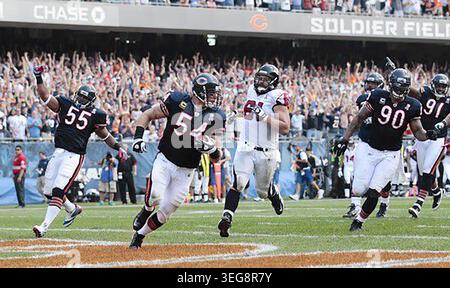 Brian Urlacher (54), linebacker des Chicago Bears, marque un touchdown tandis que lance Briggs (55) met son bras en l'air lors de la deuxième mi-temps contre les Falcons d'Atlanta le 11 septembre 2011, au Soldier Field de Chicago. (Photo de Nuccio DiNuzzo/Chicago Tribune/TNS/Sipa USA) Banque D'Images