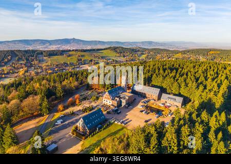 Le belvédère Kralovka offre une vue imprenable sur les montagnes de Jizera. Niché dans des couleurs automnales vibrantes, il invite les visiteurs à profiter de la beauté et de la tranquillité de la nature. Banque D'Images