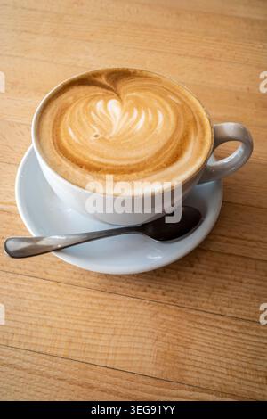 Une tasse de café blanc plat au Royaume-Uni. Banque D'Images