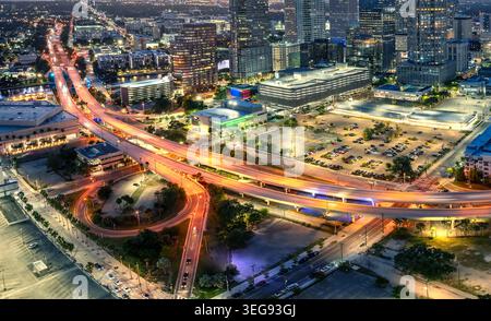 Échangeur autoroutier complexe à Tampa avec des routes surélevées, des ponts et des lumières de la ville définissant la métropole américaine moderne. Banque D'Images
