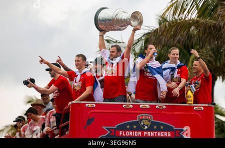 Le centre des Panthers de la Floride Aleksander Barkov lève la Coupe Stanley aux côtés de ses coéquipiers alors que les fans encouragent le défilé de la victoire des Panthers de la Floride à Fort Lauderdale Beach le dimanche 30 juin 2024 à Fort Lauderdale, en Floride. (Photo Alie Skowronski/Miami Herald/TNS/Sipa USA) Banque D'Images