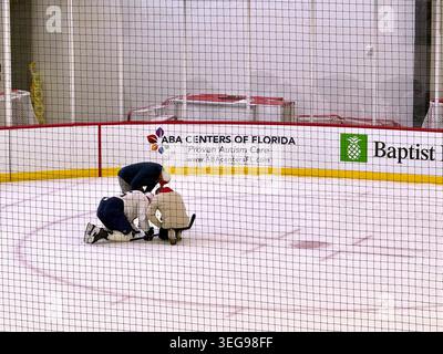 Le centre des Panthers de Floride Aleksander Barkov repose sur la glace après avoir subi une blessure lors d'une pratique de camp d'entraînement le jeudi 25 septembre 2025, au Baptist Health IcePlex à Fort Lauderdale, en Floride. (Photo Jordan McPherson/Miami Herald/TNS/Sipa USA) Banque D'Images