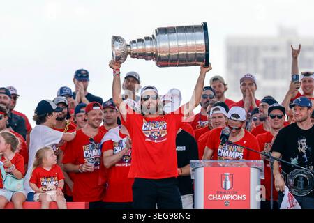 Le défenseur des Panthers de la Floride Aaron Ekblad hissait la Coupe Stanley alors que ses coéquipiers acclamaient sur scène lors du défilé de la victoire de la Coupe Stanley de l'équipe et du rallye le long de l'A1A le dimanche 22 juin 2025, à Fort Lauderdale, en Floride. (Photo Al Diaz/Miami Herald/TNS/Sipa USA) Banque D'Images