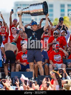 Le centre des Panthers de Floride Aleksander Barkov lève la Coupe Stanley alors que ses coéquipiers célèbrent sur scène le défilé de la victoire de l'équipe et le rallye le long de l'A1A le dimanche 22 juin 2025, à Fort Lauderdale, en Floride. (Photo Al Diaz/Miami Herald/TNS/Sipa USA) Banque D'Images
