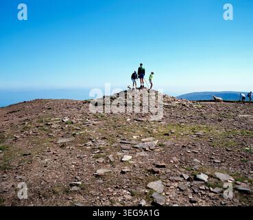 Marcheurs au sommet de Pen y Fan, Brecon Beacon National Park, Powys, pays de Galles. Banque D'Images