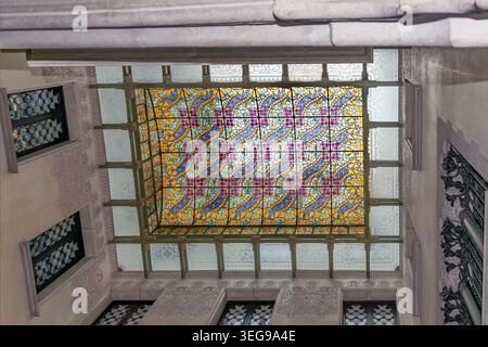 Barcelone, Espagne - 26 novembre 2021 : plafond de vitraux sur le palier de Casa Amatller à Barcelone. Vue de dessous depuis les escaliers Banque D'Images