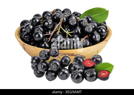 Chokeberry dans un bol en bois isolé sur fond blanc. Aronia noir. Banque D'Images