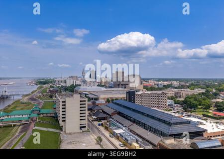 Photographie aérienne par drone du centre-ville de Baton Rouge, Louisiane, montrant le quartier riverain de la ville avec l'exposition fac du Baton Rouge River Center Banque D'Images