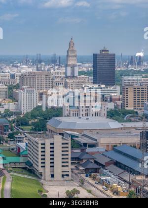 Une photographie téléobjectif de drone aérien compressant la profondeur de champ pour rassembler de multiples éléments définissant le paysage urbain de Baton Rouge : le Baton Banque D'Images