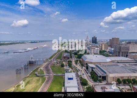 Une photographie de drone aérien regardant vers le nord le long du bord de la rivière Baton Rouge, montrant le fleuve Mississippi à gauche avec le trafic de barge, l'Old Louisiana Banque D'Images