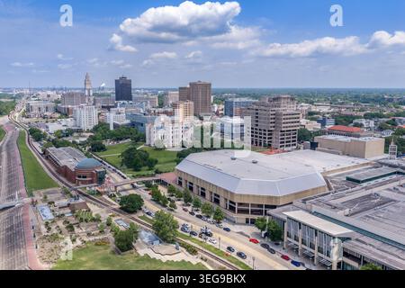 Une photographie aérienne par drone du centre-ville de Baton Rouge, en Louisiane, avec le Baton Rouge River Center Arena occupant le milieu du terrain et le Louisiana Stat Banque D'Images