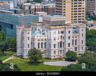 Une photographie aérienne rapprochée par drone de l'ancien Capitole de l'État de Louisiane à Baton Rouge, Louisiane - l'un des bus gouvernementaux les plus extraordinaires et inhabituels Banque D'Images