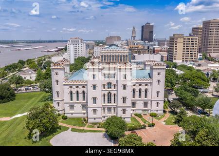Une photo de drone aérien rapprochée avec le Capitole de l'ancien État de Louisiane - le remarquable « château » du gouvernement néo-gothique de Baton Rouge - comme su principal Banque D'Images