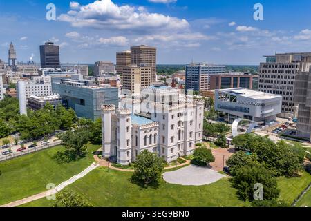 Une photographie aérienne par drone de l'ancien Capitole de l'État de Louisiane à bâton Rouge, en Louisiane, montrant le château néo-gothique comme le sujet central, fla Banque D'Images