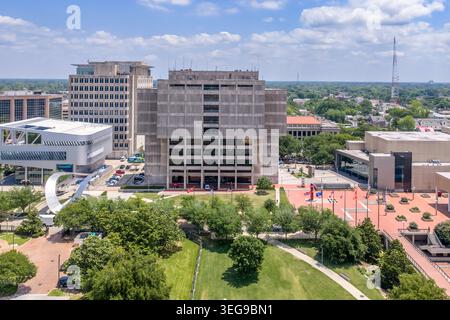 Une photographie aérienne par drone du centre-ville de Baton Rouge, montrant le bâtiment Galvez et sa structure de stationnement associée, un pub pavé de briques Banque D'Images