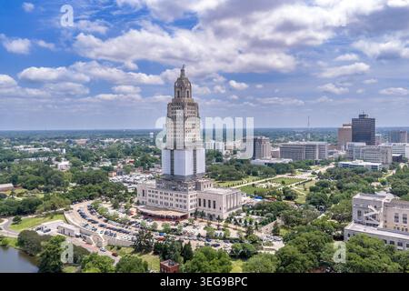 Une photographie aérienne par drone du bâtiment du Capitole de l'État de Louisiane à Baton Rouge, montrant l'emblématique tour Art déco de 450 pieds avec rénovation blanche SC Banque D'Images