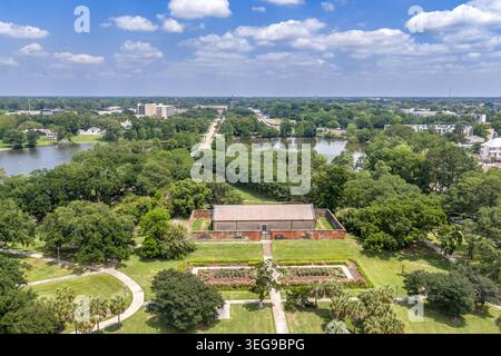 Une photographie aérienne par drone de l'arrière-terrain du Capitole de l'État de Louisiane à Baton Rouge, montrant les jardins formels, les allées et les aménagements paysagers sont Banque D'Images