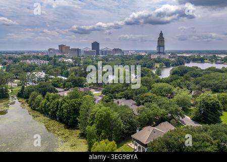 Une large photographie aérienne par drone du quartier résidentiel et du parc sud de Baton Rouge, montrant des rues résidentielles à canopée d'arbres et des quartiers Banque D'Images