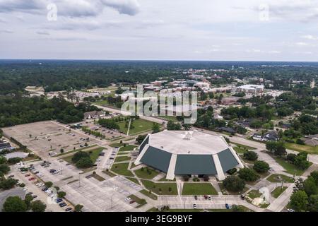 Photographie aérienne par drone du campus de l'Université Southeastern Louisiana à Hammond, paroisse de Tangipahoa, Louisiane, montrant l'octogone distinctif Banque D'Images