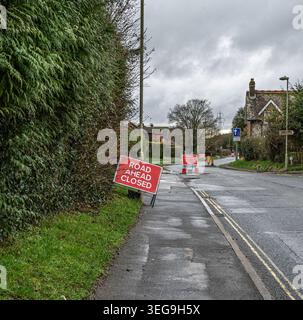 Route en avant fermé panneau d'avertissement sur rural UK Street Banque D'Images