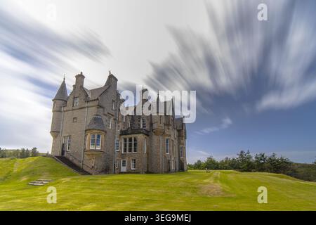 Paysage de longue exposition avec le château de Glengorm sur la côte nord de l'île de Mull, en Écosse. Château écossais historique surplombant l'Atlant Banque D'Images