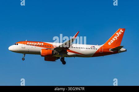 Zurich, Suisse, 30 avril 2026 : un Airbus A320-251N EasyJet (Airbus A320neo) est en approche finale de la piste de l'aéroport de Zurich. Enregistrement OE Banque D'Images