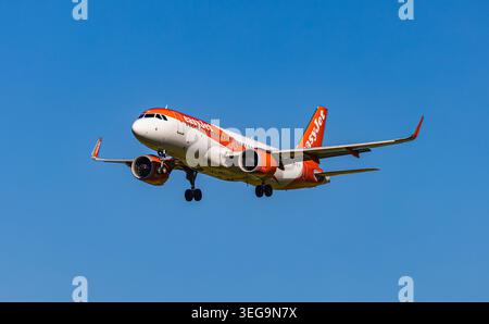 Zurich, Suisse, 30 avril 2026 : un Airbus A320-251N EasyJet (Airbus A320neo) est en approche finale de la piste de l'aéroport de Zurich. Enregistrement OE Banque D'Images