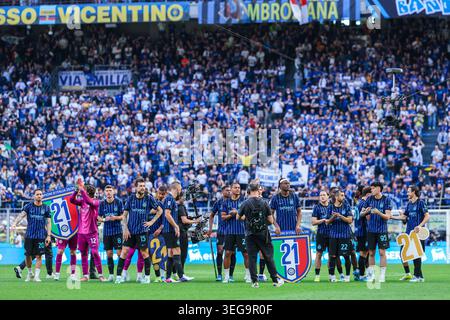 IPA84841339 - les joueurs du FC Internazionale célèbrent à la fin du match lors du match de Serie A 2025/26 entre le FC Internazionale et le Hellas Verona FC au stade San Siro de Milan, en Italie Banque D'Images