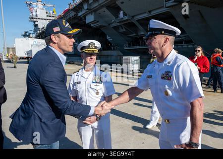 Norfolk (États-Unis d'Amérique). 16 mai 2026. Norfolk (États-Unis d'Amérique). 16 mai 2026. Le secrétaire à la Défense des États-Unis Pete Hegseth, à gauche, serre la main du maître-maître en chef de la Marine John Perryman, à droite, alors que le chef des opérations navales, l'amiral Daryl Caudle, au centre, regarde à l'arrivée au super-transporteur de classe Ford, USS Gerald R. Ford pour les célébrations de retour à la base navale Norfolk, le 16 mai 2026, à Norfolk, Virginie. Le navire est revenu après un déploiement historique de 11 mois naviguant sur plus de 57 713 milles marins. Crédit : MC1 John Bellino/US Navy photo/Alamy Live News Banque D'Images