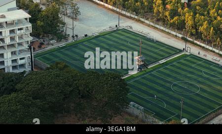 Vue aérienne des terrains de football en gazon artificiel à pattaya, complexe sportif Banque D'Images