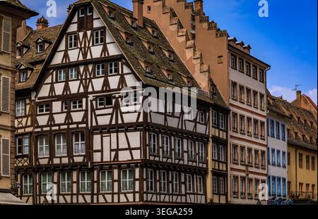 Maisons à colombages traditionnelles ornées avec des toits raides dans la vieille ville de Grande Ile, le centre historique de Strasbourg, Alsace, France Banque D'Images