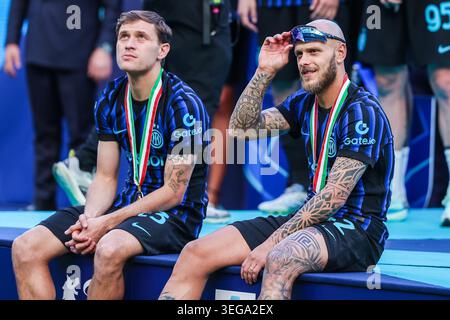 (D-G) Federico Dimarco du FC Internazionale et Nicolo Barella du FC Internazionale regardent pendant le match de Serie A 2025/26 entre le FC Internazionale et le Hellas Verona FC au stade San Siro de Milan, Italie Banque D'Images