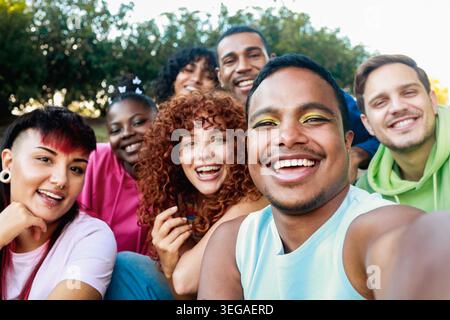 Jeune groupe multiracial d'amis prenant selfie avec le parc de la ville sur fond - concept de style de vie et de technologie millénaire de la jeunesse Banque D'Images